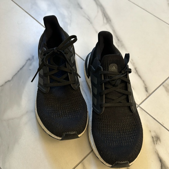 Adidas “PrimeBlue” Ultraboost women’s sneaker- size 9 - Picture 3 of 11